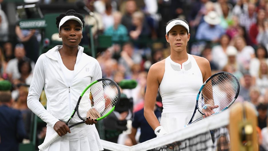 Venus Williams i Garbine Muguruza w charakterystycznych dla Wimbledonu białych strojach