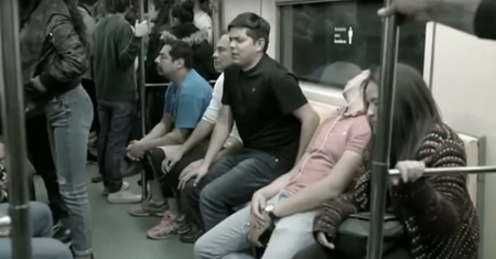 W metrze zamontowali siedzenia z penisami