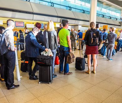 Trasa przejazdu królowej i grafik patroli. Kloszard znalazł na ulicy pendrive z tajnymi danymi lotniska