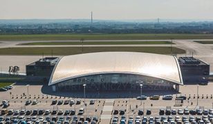 Bójka na lotnisku. Pijany pasażer brutalnie pobił mężczyznę