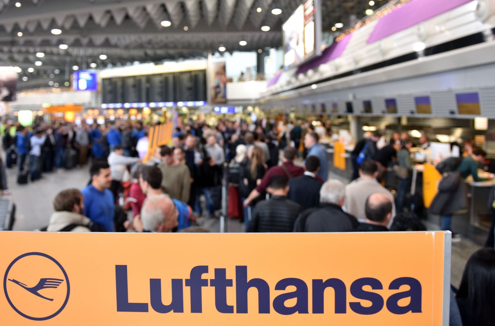 Lufthansa odwołała prawie 900 lotów