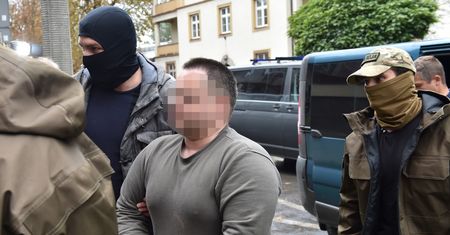 Skuli tynki w mieszkaniu Roberta J. Szukają śladów ws. oskórowanej studentki