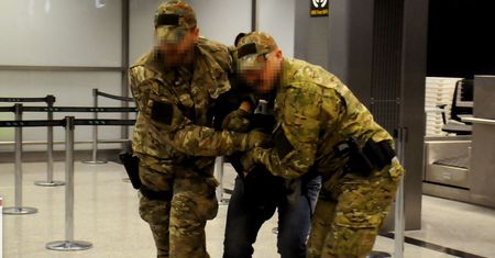 Incydent na lotnisku w Gdańsku. Finka wyprowadzona siłą