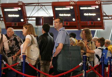 Chaos na brytyjskich lotniskach; wszystkie loty opóźnione