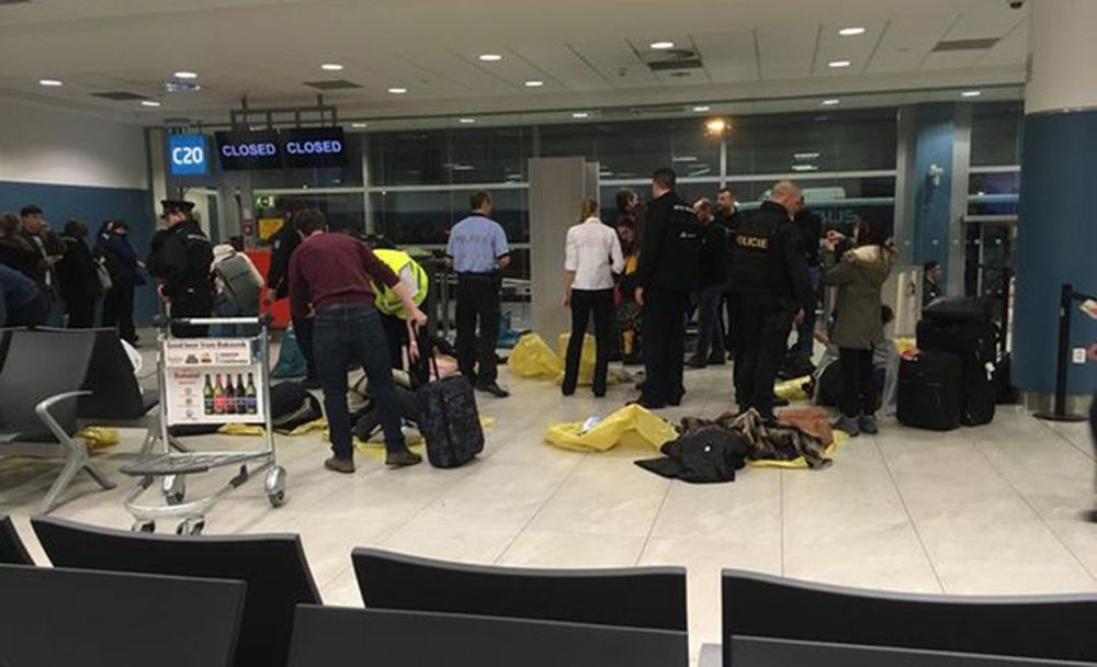 Panika na lotnisku w Pradze. Stewardessa znalazła rysunek bomby