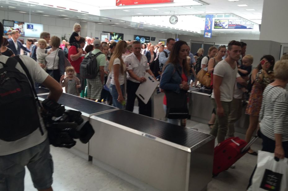 Ewakuacja lotniska w Nicei. Pasażerowie w strachu