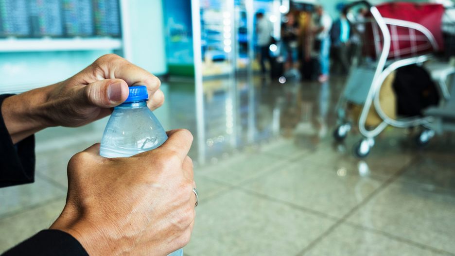 Do strefy bezcłowej można wnieść własną butelkę o pojemności powyżej 100 ml, ale musi być ona całkowicie pusta