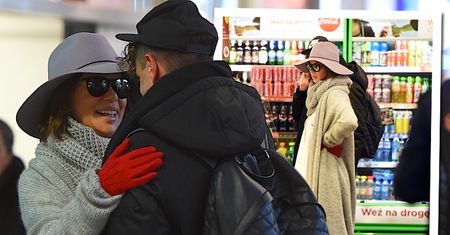 TYLKO U NAS! Edyta Górniak ze współpracownikiem na lotnisku. Stylowa gwiazda przyleciała z Krakowa [PAPARAZZI]