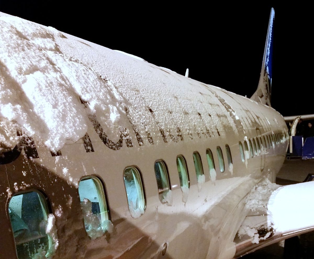 Lekki opad śniegu i paraliż lotniska Stansted. Wracający do domu po Świętach Polacy utknęli na lotniskach