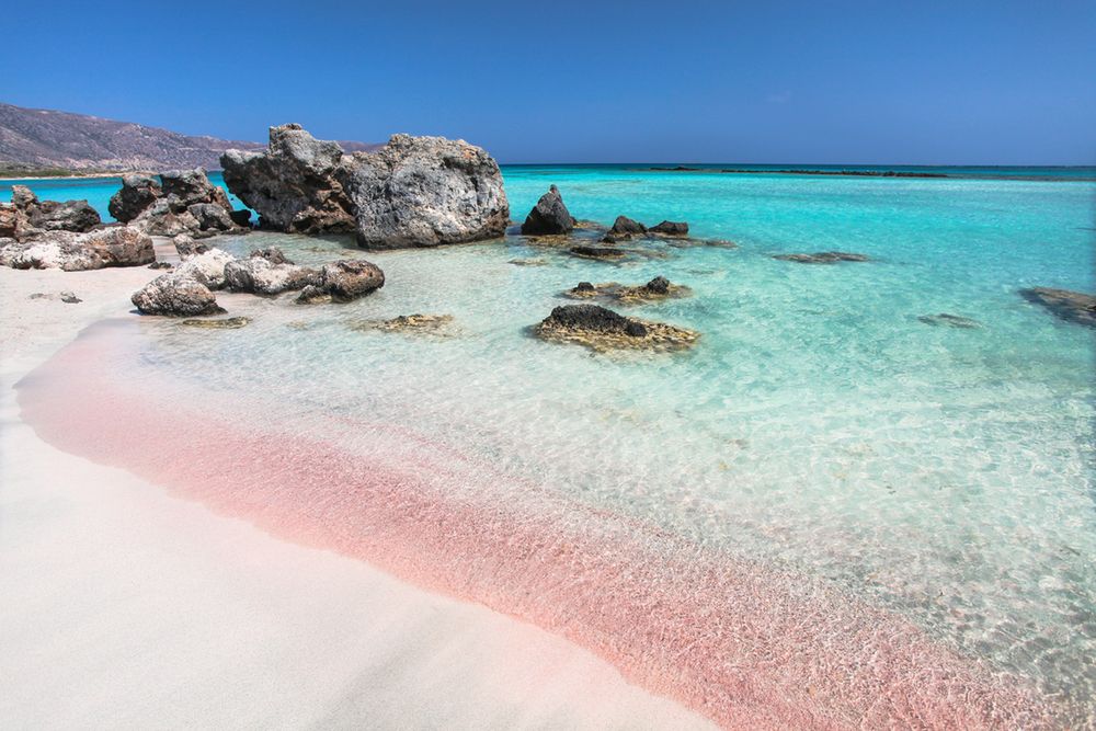 Czarne i różowe plaże w Europie. Dotrzesz na nie w kilka godzin