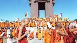 Mnisi podczas porannych modlitw