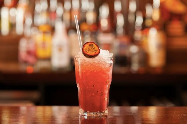Drink z marakui, granatów i wody kokosowej.
