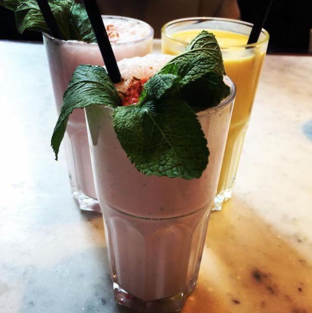 Drink z imbiru, syropu z granatów, syropu z migdałów i jogurtu.