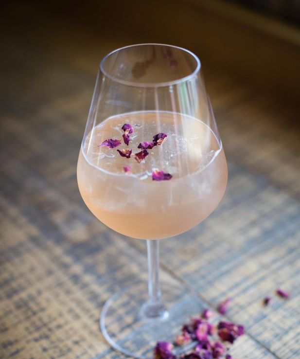 Drink o smaku różanej lemoniady.
