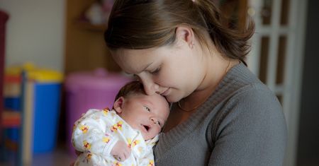 Chcesz odwiedzić noworodka - zastanów się dwa razy. Ta matka tłumaczy dlaczego