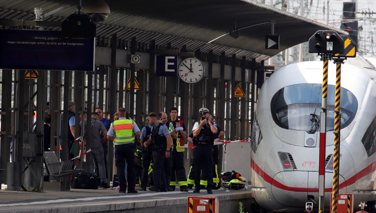 Frankfurt. Wepchnął matkę z dzieckiem pod pociąg. 8-latek nie żyje