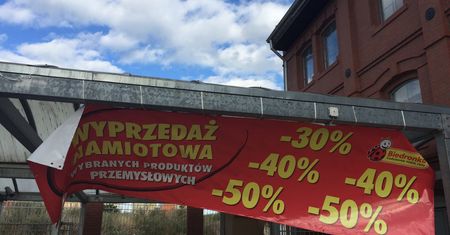 Towary z Biedronki tańsze o kilkadziesiąt procent. Wystarczy pójść do namiotu
