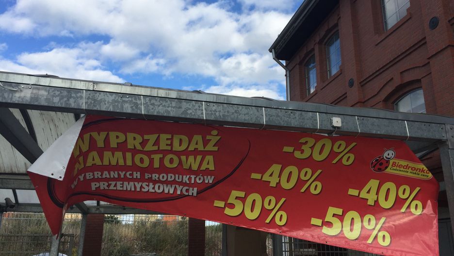 - Namiotowej wyprzedaży nie można mylić z outletem firmy - przekonuje biuro prasowe Biedronki