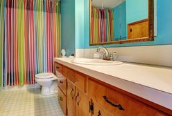 Zasłony prysznicowe - niedrogi pomysł na aranżację małej łazienki