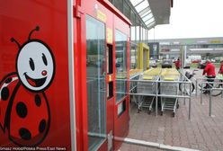 Klientce Biedronki drzwi od lodówki spadły na stopę. "Prosiłam, ale obsługa nie wezwała pogotowia. Nikt nigdy mnie nie przeprosił"