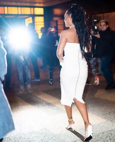 Rihanna biała sukienka