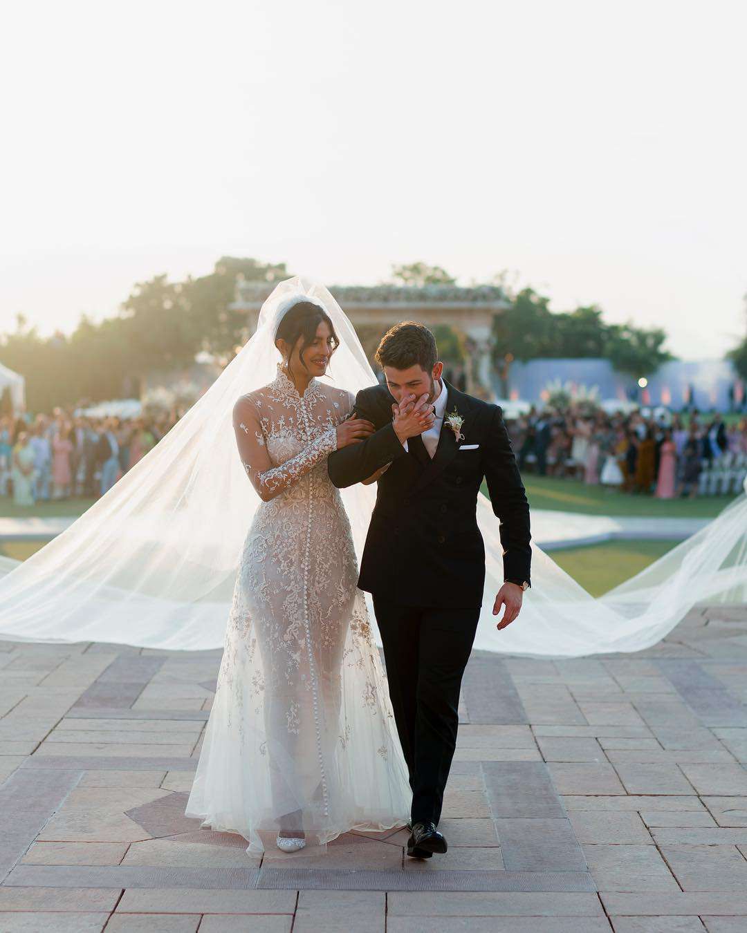 Nick Jonas i Priyanka Chopra w sukni ślubnej Ralph Laurent