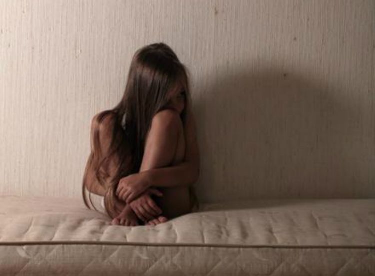 10-letnia dziewczynka wyskoczyła z czwartego piętra. Miała dość znęcającej się nad nią matki 