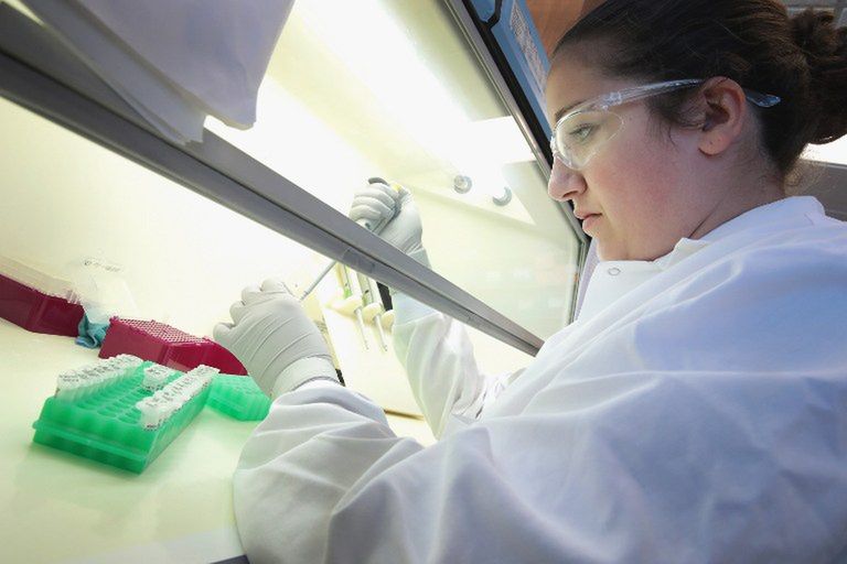 Gabrielle Barry w laboratorium pracującym nad szczepionkami na nowe choroby, University of Wisconsin