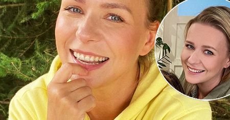 Aneta Zając pozuje z synami w łazience. Jest bardzo stylowo i trochę jak w dżungli
