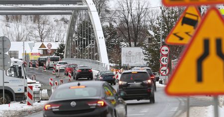 Zakopianka zablokowana. Ruch wstrzymały wielkie kłody drewna