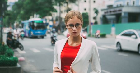 Czerwona sukienka znowu modna – kup ją na letniej wyprzedaży!