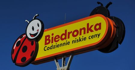 Oszuści nie próżnują. Nieprawdziwe bony do Biedronki, maile z wirusami i fałszywe faktury