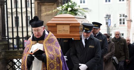 Pogrzeb biskupa Tadeusza Pieronka. Mieszkańcy Krakowa pożegnali duchownego