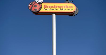 Biedronka ukarana. Musi rozdać darmowe bony dla klientów