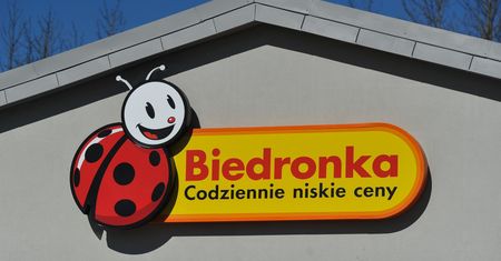 Jeżeli otrzymałeś SMS-a o paczce z Biedronki, to uważaj. Oszuści chcą Cię okraść