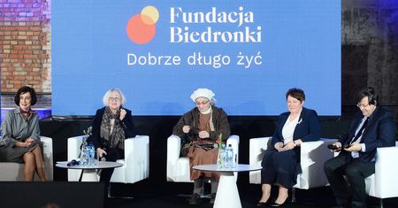 Biedronka daje 50 mln złotych na walkę z biedą w Polsce. Na początek rozda 10 tysiącom seniorów karty na zakupy