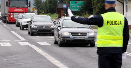 Zabił matkę. Potem wsiadł w auto i wjechał pod tira