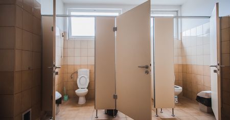 Łódź. 17-latek okaleczył się w szkole. Znalazł go kolega