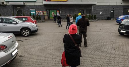 Biedronka i Lidl wydłużają godziny otwarcia, przed świętami czynne nawet całą dobę. Związkowcy protestują