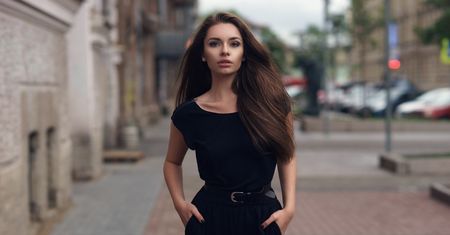 Modowy pewniak, który tuszuje krągłości. Mała czarna za mniej niż 100 zł