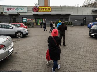 Biedronka i Lidl wydłużają godziny otwarcia, przed świętami czynne nawet całą dobę. Związkowcy protestują