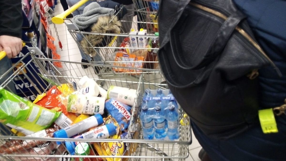 Kolejki do kas i puste półki - oto, co czeka nas w sklepach