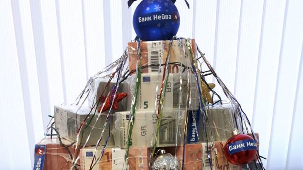 Choinka Neiva Banku z pieniędzy warta łącznie 1,2 mln dolarów i 1,1 mln euro