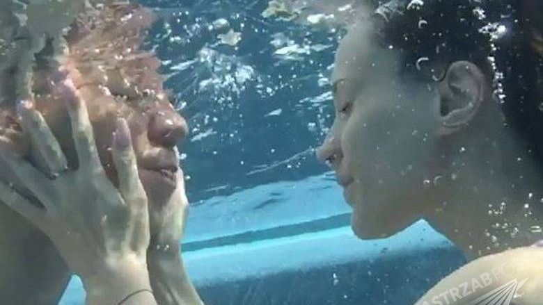 Marina Łuczenko całuje Wojciecha Szczęsnego pod wodą, fot. Instagram