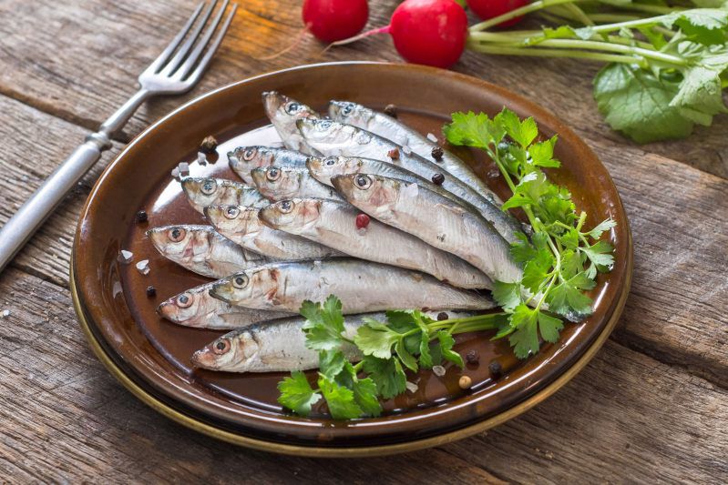 Rybka stynka z pomidorową salsą i szafranowym aioli
