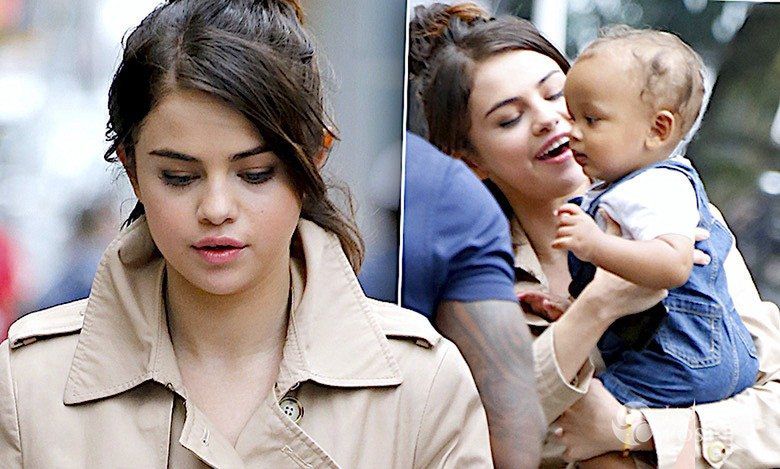 Selena Gomez na planie filmu u Woody AllenSelena Gomez sur le tournage du nouveau film de W. Allen dans le quartier de soho à New York, le 21 septembre 2017 Actress/Singer Selena Gomez is walking on set of her new movie and stoping by a baby to take a picture with him in Soho, New York, NY on September 21, 2017.