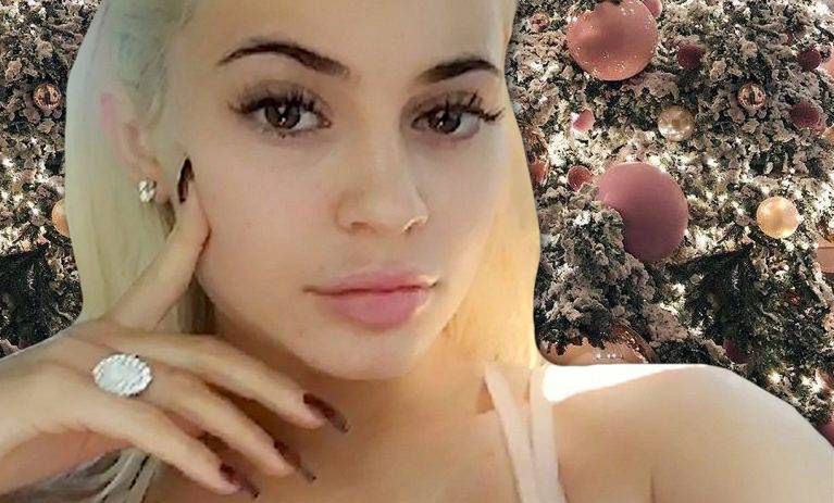 Choinka Kylie Jenner rozwaliła system! Jest przeogromna i ugina się od ilości ozdób!