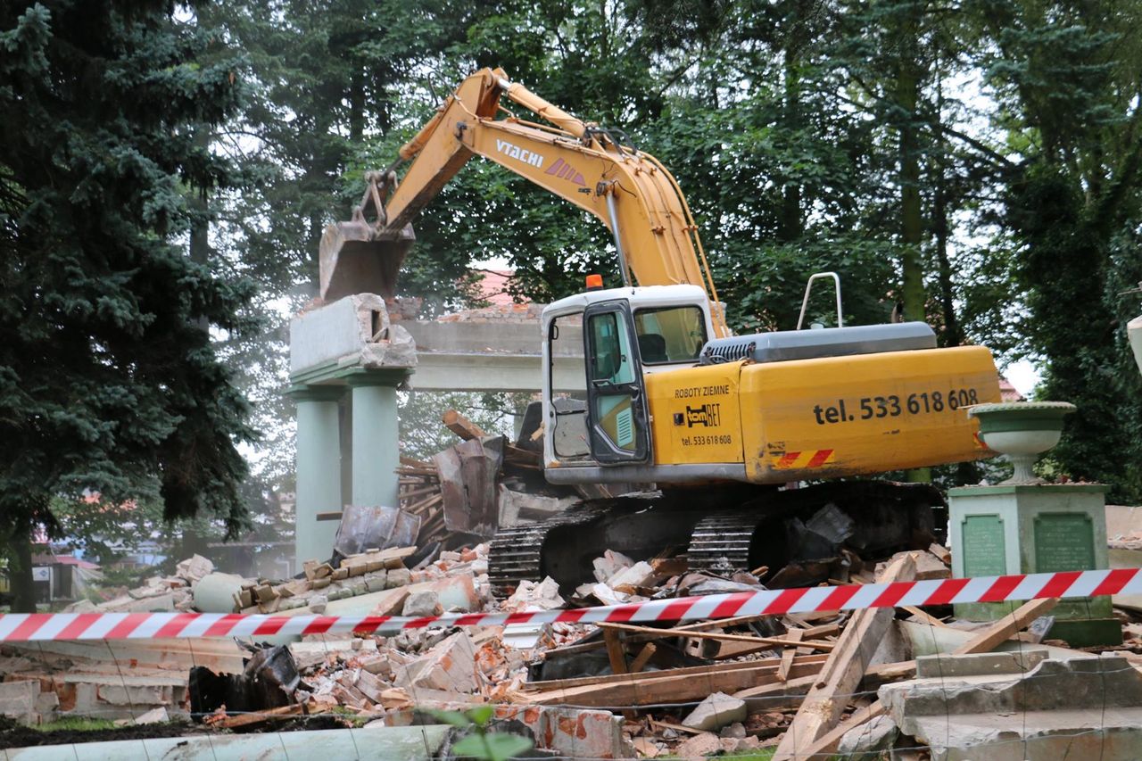 Trzcianka: wyburzają Mauzoleum Armii Czerwonej