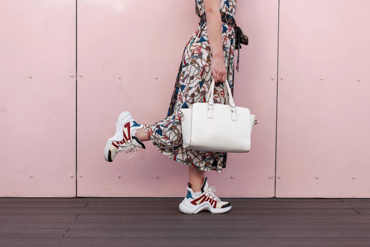 Sneakersy świetnie pasują również do eleganckich stylizacji