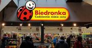 Biedronka wyprzedaje hitowe klapki z wysokiej półki za grosze. Cena brzmi jak żart. Tak wielkiej przeceny jeszcze nie było!